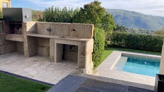 Construccion de viviendas rurales con piscina, barbacoa y materiales naturales